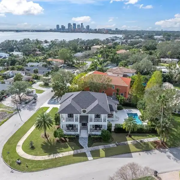 EXQUISITE COASTAL CONTEMPORARY LUXURY HOME