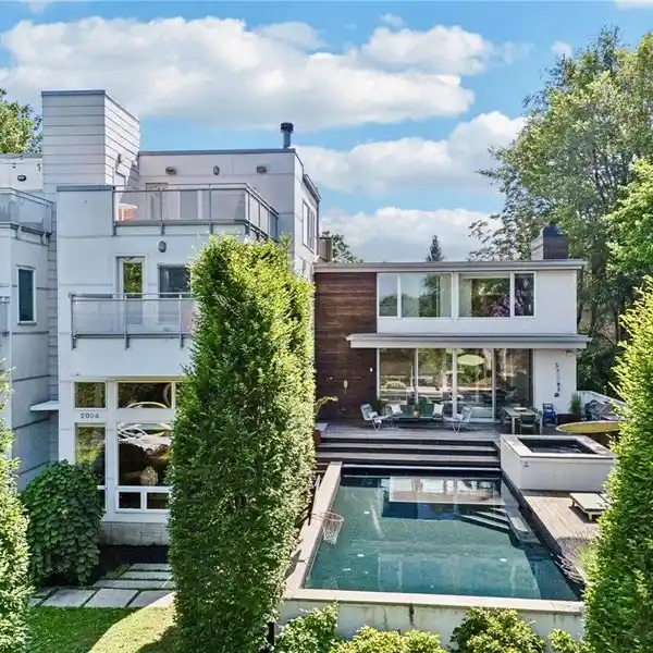 SLEEK MODERN MASTERPIECE WITH SALTWATER POOL