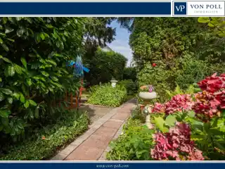 Townhouse with Beautiful Garden in Popular Location