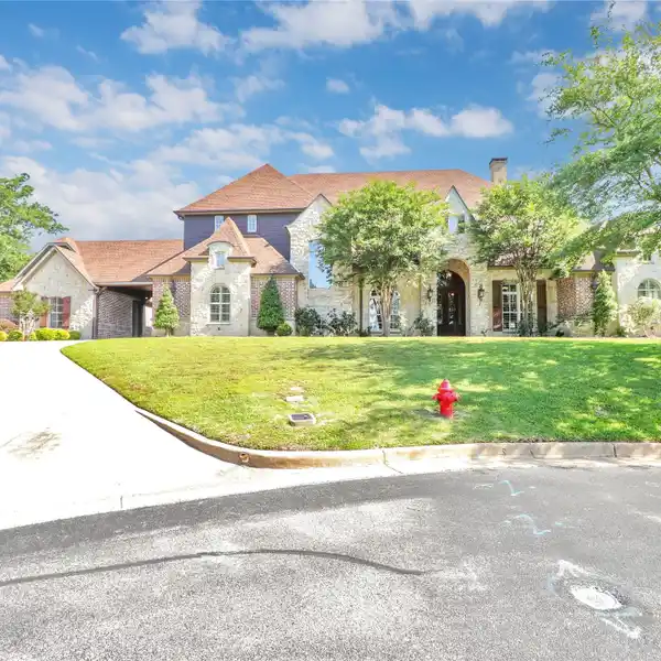 HOLLYTREE HIDDEN GEM