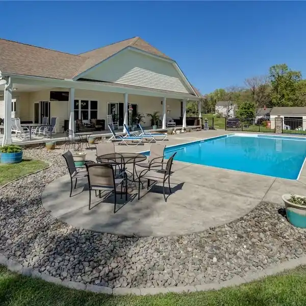 BEAUTIFUL BLEND OF ELEGANCE AND COMFORT