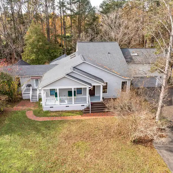 VERSATILE UPDATED RESIDENCE IN DESIRABLE FEARRINGTON VILLAGE