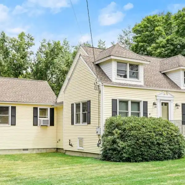 CHARMING BUNGALOW AT THE END OF A QUIET CUL-DE-SAC