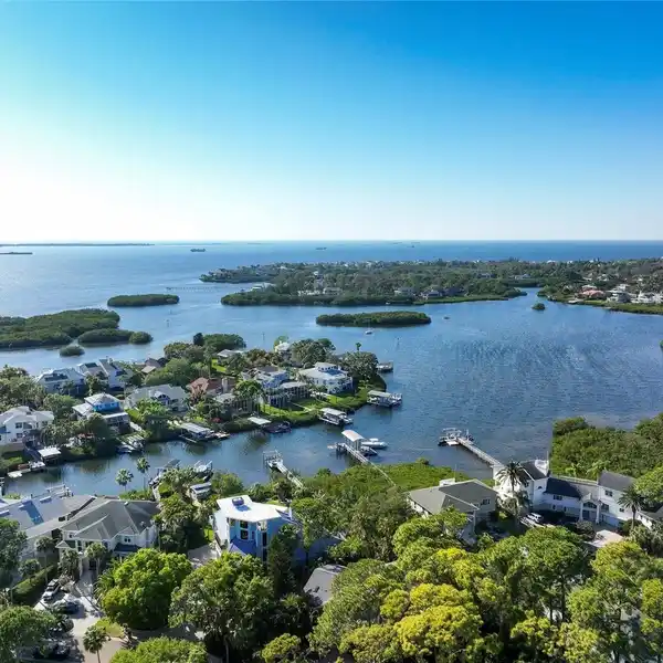 EXQUISITE WATERFRONT RETREAT
