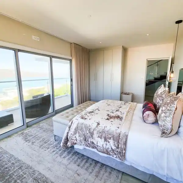IDEAL ENTERTAINMENT HOME FEATURING UNPARALLELED LAGOON VIEWS