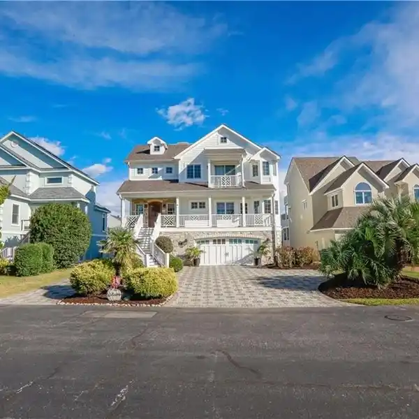 BEAUTIFULLY RENOVATED HOME IN THE POINTE AT SALT PONDS