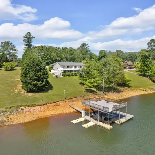 IMPRESSIVE LAKEFRONT HOME