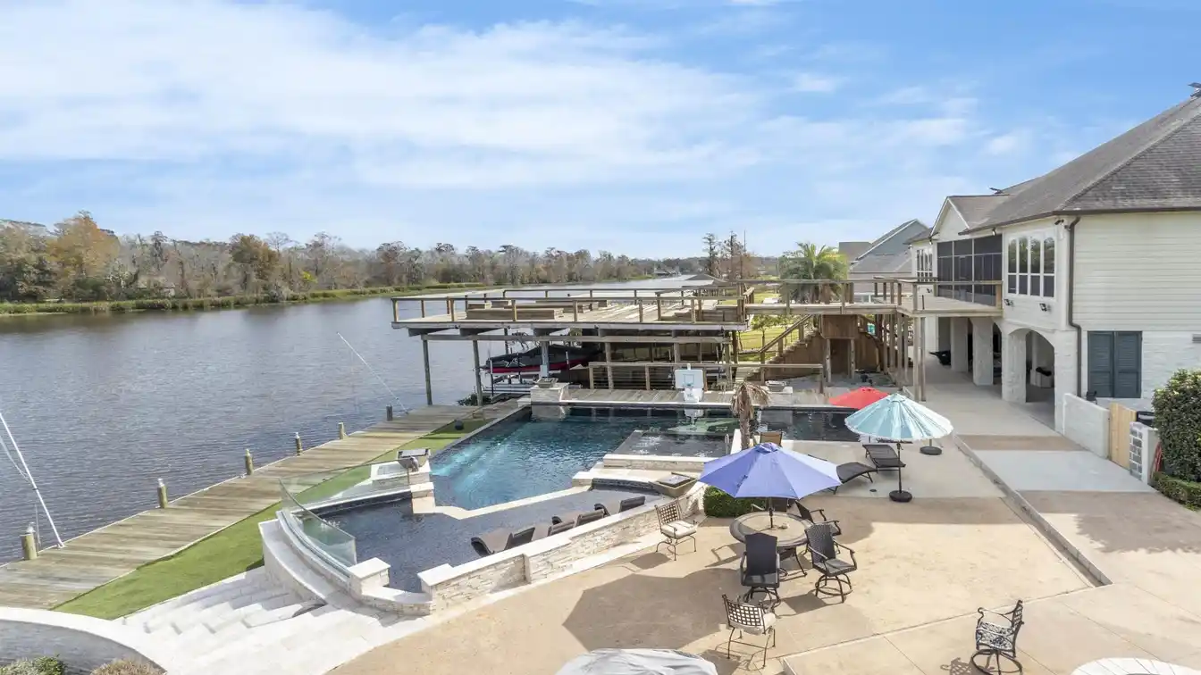 Spectacular Luxurious Waterfront Living