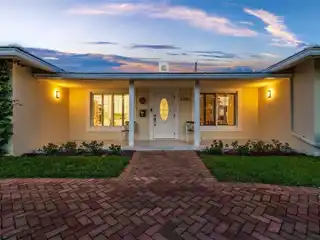 Stylish Garden Residence in Venetian Isles