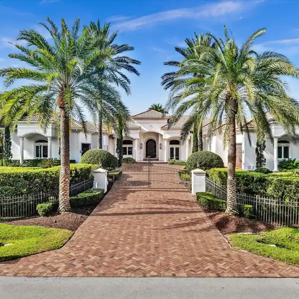 FINELY DETAILED CUSTOM HOME IN PLANTATION ACRES