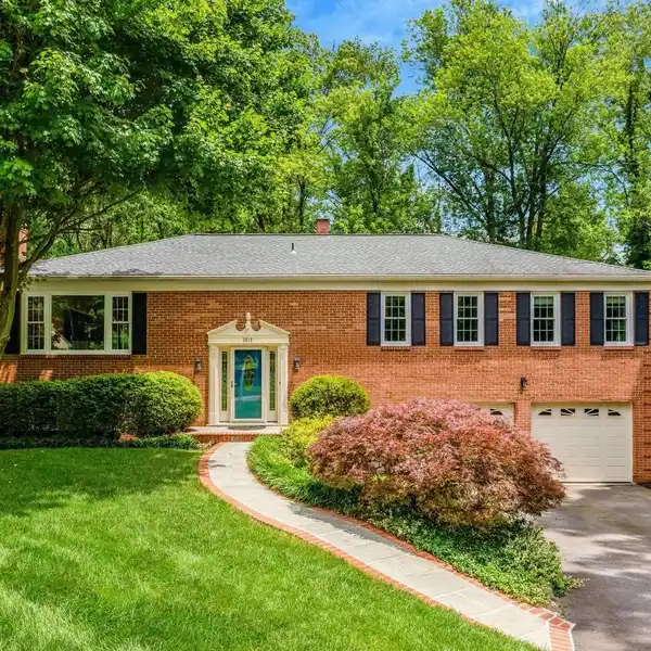 CHARMING HOME IN SOUGHT-AFTER MANTUA