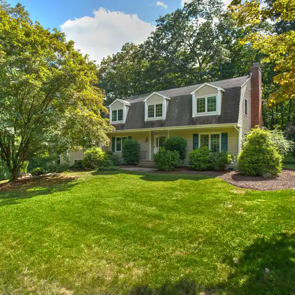 SPACIOUS AND INVITING COLONIAL PERFECTLY SITUATED