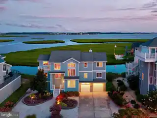 Exceptional Residence in South Shore Marina