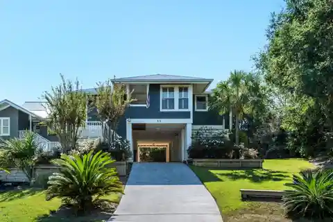 Privacy and Convenience in Sought-After Beachside