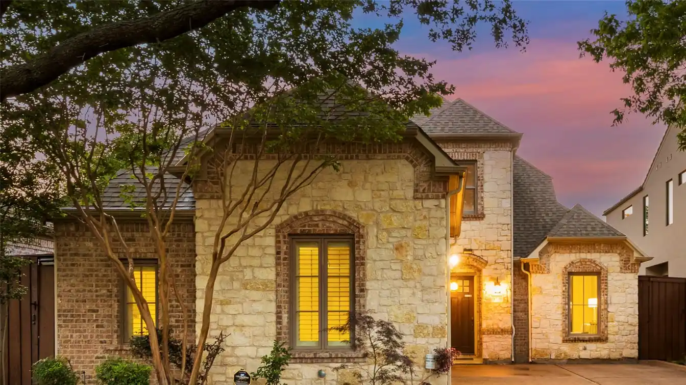 An Exceptional Lifestyle in Sought-after Briarwood