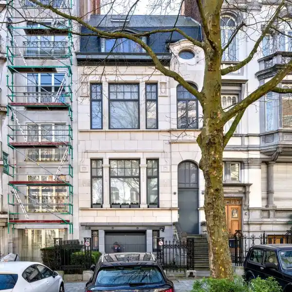 TIMELESS ELEGANCE MEETS CONTEMPORARY COMFORT