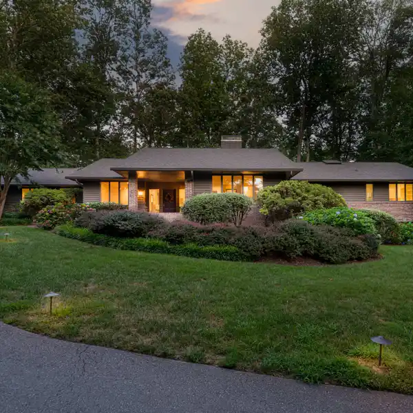 MOVE-IN READY HOME OFFERING REFINED LIVING