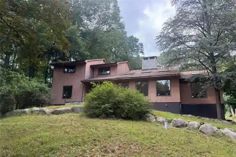 Expansive Contemporary Estate on Serene 1.8 Acres