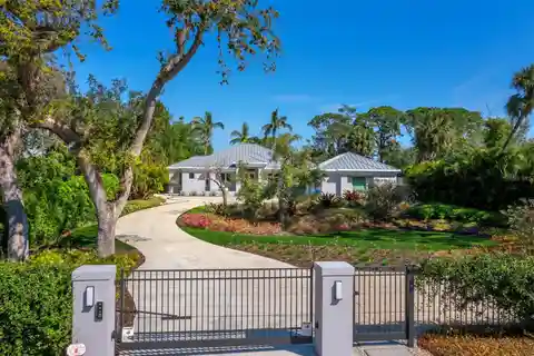 Exceptional Custom-Built Residence with Separate Guest Quarters
