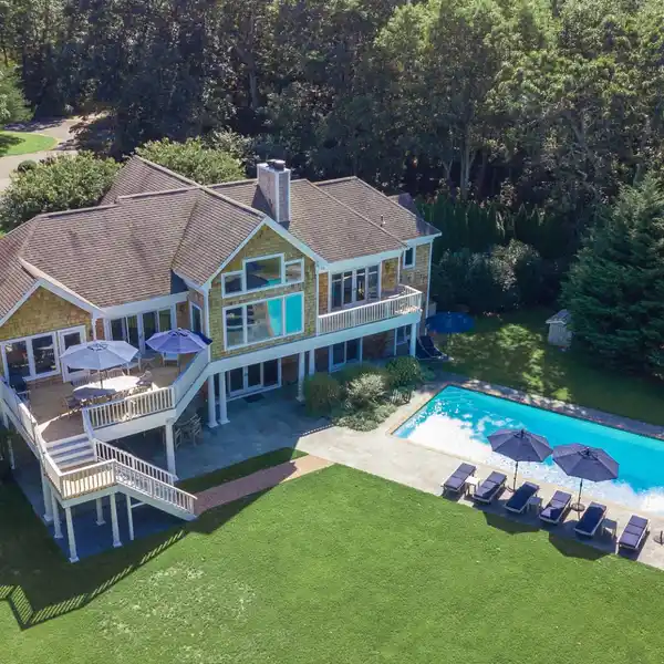 BEAUTIFUL TRADITIONAL HOME IN LOVELY WOODLAND SETTING