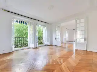 Raised First Floor Apartment in a Beautiful Period Building