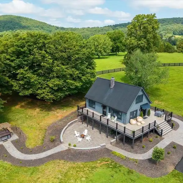 STUNNING GATED COUNTRY ESTATE