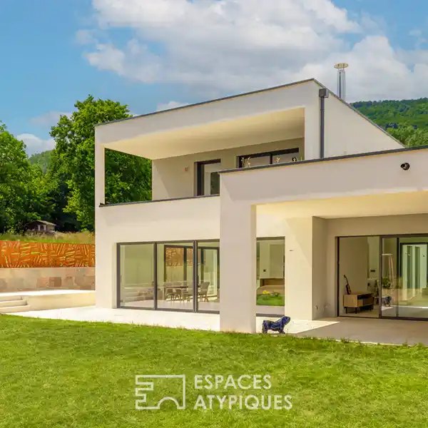 NEW ARCHITECT-DESIGNED HOUSE