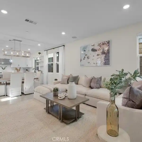STUNNING HOME IN PRESTIGIOUS PONTE VISTA