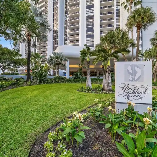 BEAUTIFUL UNIT AT THE ICONIC 9 ISLAND BUILDING IN MIAMI BEACH