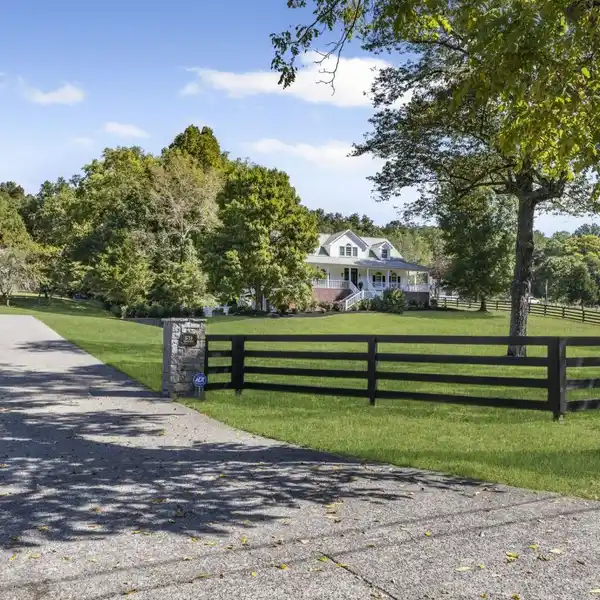 SERENE POPLAR CREEK RETREAT WITH STUNNING VIEWS