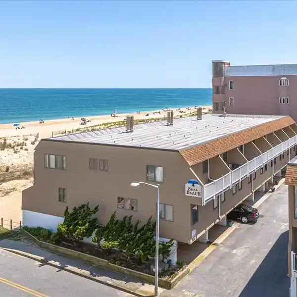 BRIGHT AND OPEN BEACHFRONT HOME
