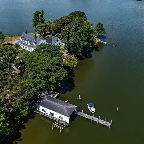 SEABOARD - A BEAUTIFUL WATERFRONT HOME