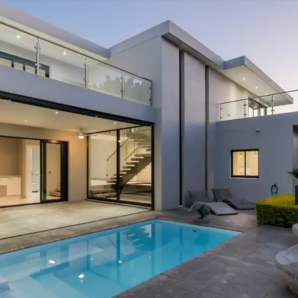 MODERN HOME ON THE PRESTIGIOUS PEARL VALLEY GOLF ESTATE