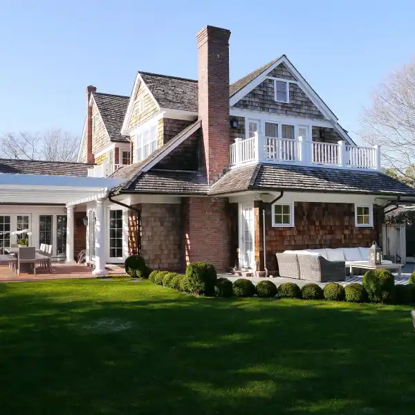 ELEGANT HAMPTONS RETREAT ON SPACIOUS GROUNDS