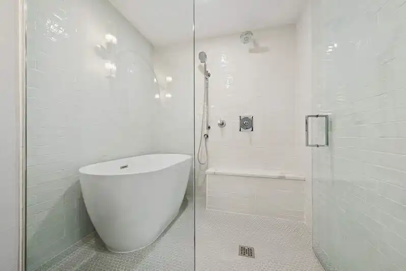 Wide Townhouse in East Lincoln Park