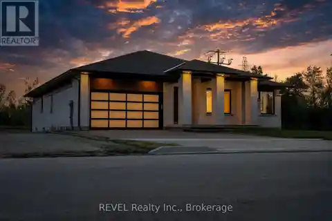 Serene Niagara Homes with Waterfront Canal Views