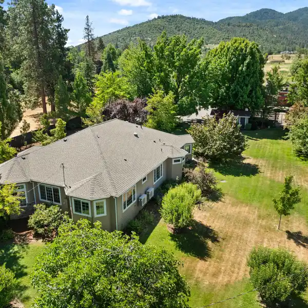 EXQUISITE 3.4-ACRE ESTATE