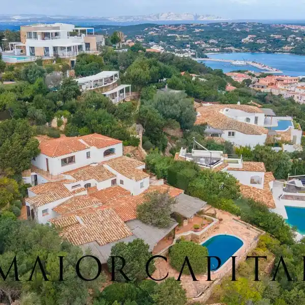 STRIKING EIGHT BEDROOM LUXURY VILLA