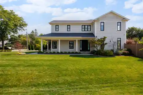 Beautifully Designed Modern Farmhouse