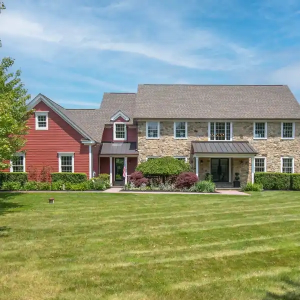 ADMIRED CLASSIC COUNTRY COLONIAL