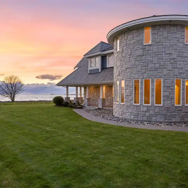 ULTIMATE WATERFRONT LUXURY