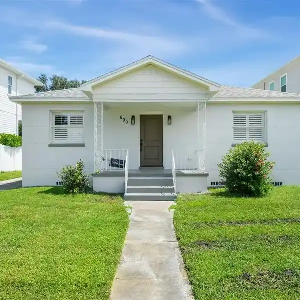 REMODELED DAVIS ISLANDS HOME WITH SPACIOUS BACKYARD