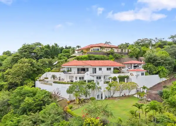 CASA FELIZ IN PACIFIC HEIGHTS: MINUTES TO THE BEACH WITH SPECTACULAR OCEAN AND VALLEY VIEWS