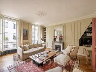 Luxuriously Appointed Dual-aspect Apartment