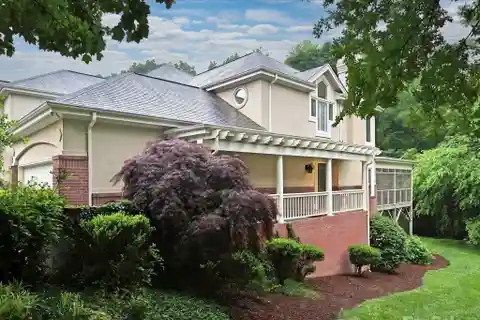 Low-maintenance Living in Scenic Summerlake Setting