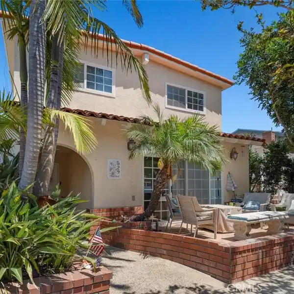 COASTAL LIVING JUST FOUR BLOCKS FROM THE BEACH