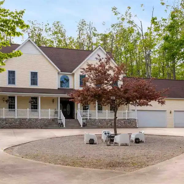 TRANQUIL LIVING CLOSE TO TOWN
