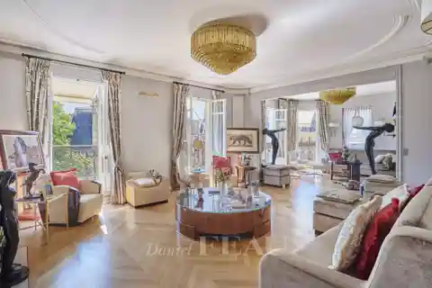 Spacious Luxury Apartment with Continuous Terrace