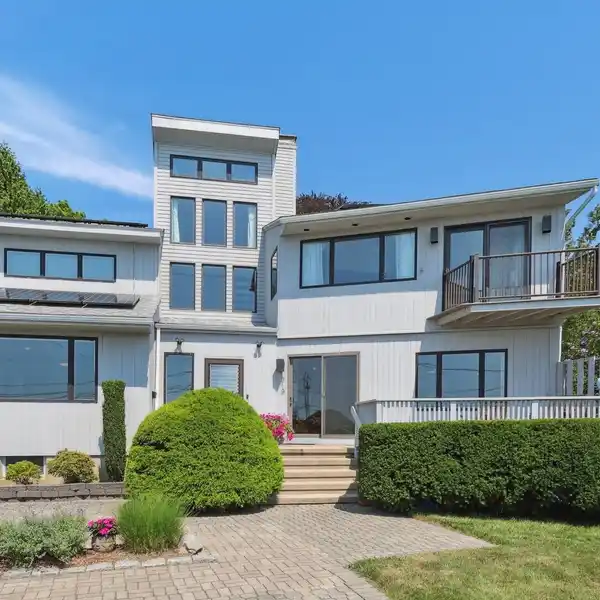 ARCHITECT-DESIGNED OCEANFRONT OASIS