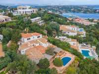 STRIKING EIGHT BEDROOM LUXURY VILLA